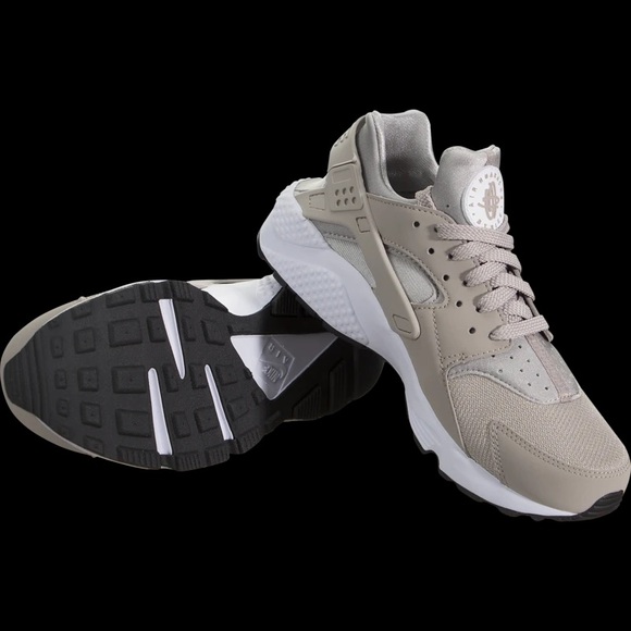 New Beige Nike Huaraches!! Size 5